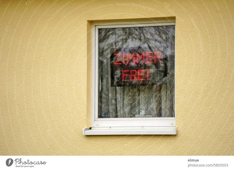 Leuchtbuchstaben wahlweise ZIMMER FREI / BESETZT hinter einer Fensterscheibe Zimmer frei Übernachtung Zimmervermietung Unterkunft Urlaub