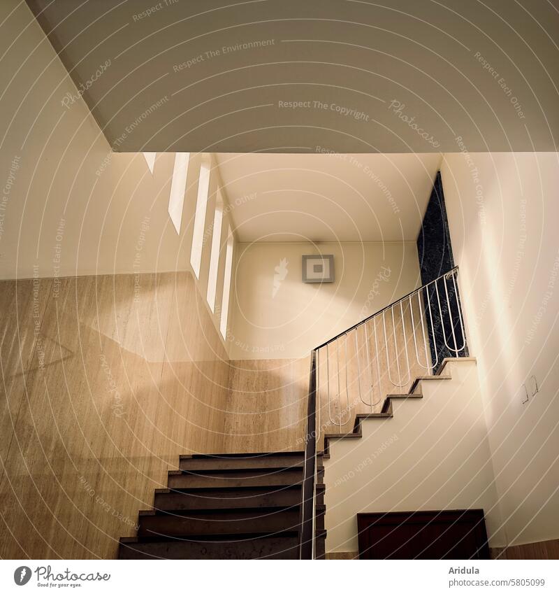 50er Treppenhaus Stufen Stein Marmor Treppengeländer Architektur Geländer aufwärts Haus Gebäude Strukturen & Formen Treppenstufen Menschenleer Fenster Licht