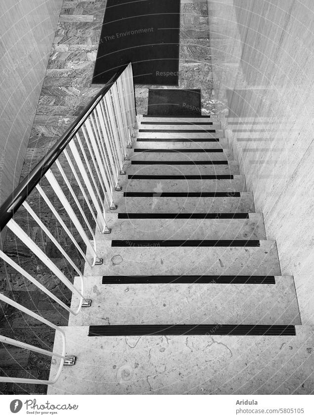 50er Treppenhaus | s/w Stufen Stein Marmor Treppengeländer Architektur Geländer Haus Gebäude Strukturen & Formen Treppenstufen Menschenleer Spiegelung Wand