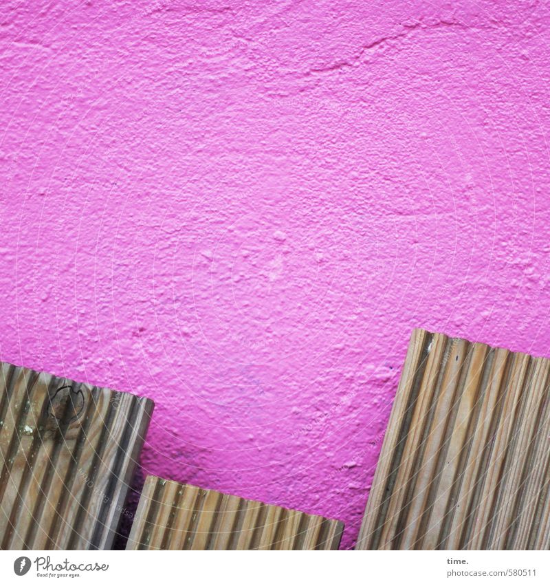 Bretter für die Welt | Tropenholz im Szeneviertel Mauer Wand Fassade Holzbrett Brettwurzelbaum Stein alt eckig trendy kaputt trashig Stadt rosa Partnerschaft