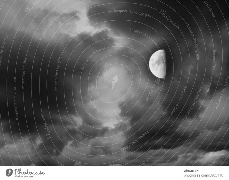 Mond am dunklen, bewölkten Himmel wolkig Mondschein Satellit Planet Astronomie himmlisch dunkel Mond- Astrologie Wolken Kugel Nacht Schatten Umlaufbahn Krater