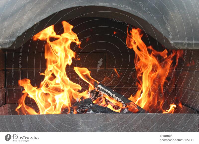 große Kohlenpfanne mit brennendem Feuer Kohlenbecken Brandwunde Camping erwärmen bügeln Holz Rauch warm Wärme Heizung Gitter Flamme Weg Ausschnitt rot erhitzt