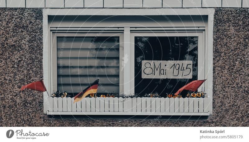 Fenster mit Fahnen am Tag der Befreiung 08051945 Freiheit Außenaufnahme Krieg Nationalsozialismus Kriegsende Flagge Deutsche Flagge Deutschlandfahne