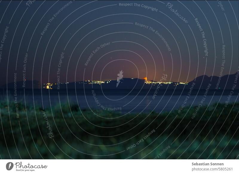 Mondsichel über der beleuchteten Amalfiküste bei Nacht, Paestum, Kampanien, Italien Küstenlinie halbmondförmig Stern MEER Dämmerung Europa Wasser Campania