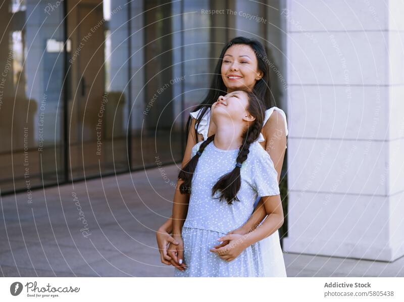 Mädchen mit Autismus-Spektrum hat Spaß mit ihrer Mutter beim Spaziergang in der Stadt Frau Tochter Kind Person mit Autismus ADHS Neurodiversität Kindheit