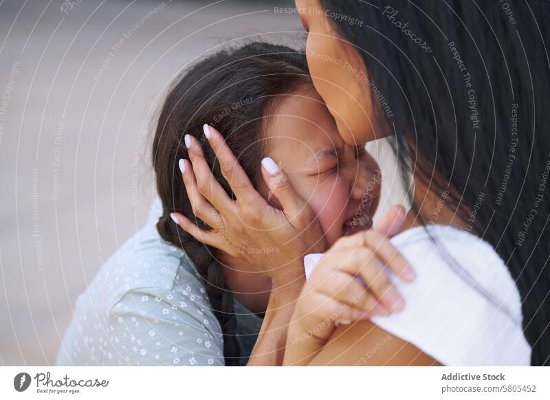 Umarmung zwischen Mutter und Tochter mit Autismus-Spektrum Umarmen Liebe Komfort Nahaufnahme Angebot Zuneigung Familie Kind Frau fürsorglich Emotion abstützen