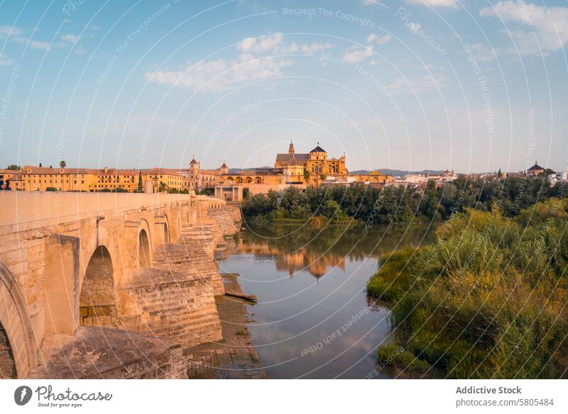 Römische Brücke und Mezquita-Kathedrale von Cordoba bei Sonnenuntergang Spanien historisch Fluss Reflexion & Spiegelung Architektur kulturell Wahrzeichen