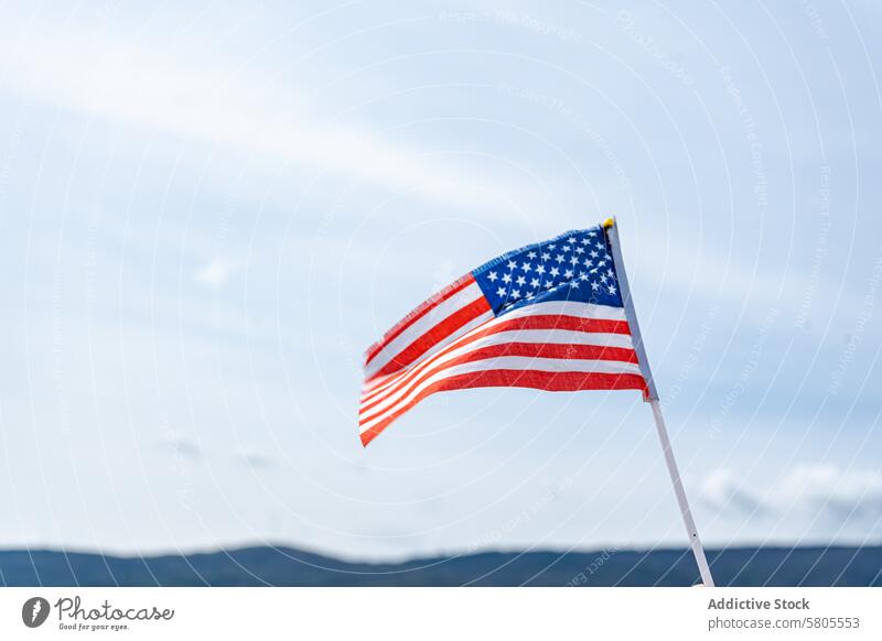 Die amerikanische Flagge weht vor einem strahlend blauen Himmel Amerikaner Fahne Blauer Himmel Independence Day USA winkend Symbol Patriotismus national