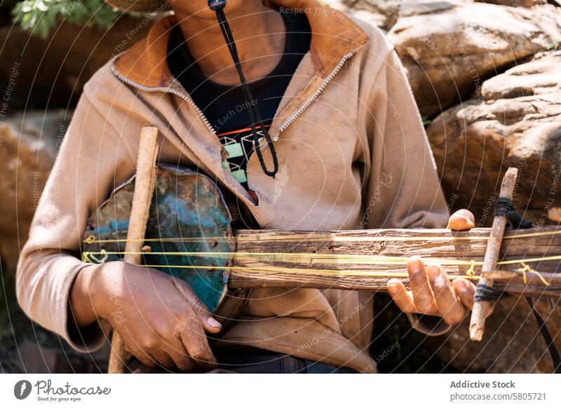 Traditioneller afrikanischer Musiker, der ein Saiteninstrument spielt Afrika traditionell Streichinstrument Kultur Nahaufnahme Hände spielen Leistung