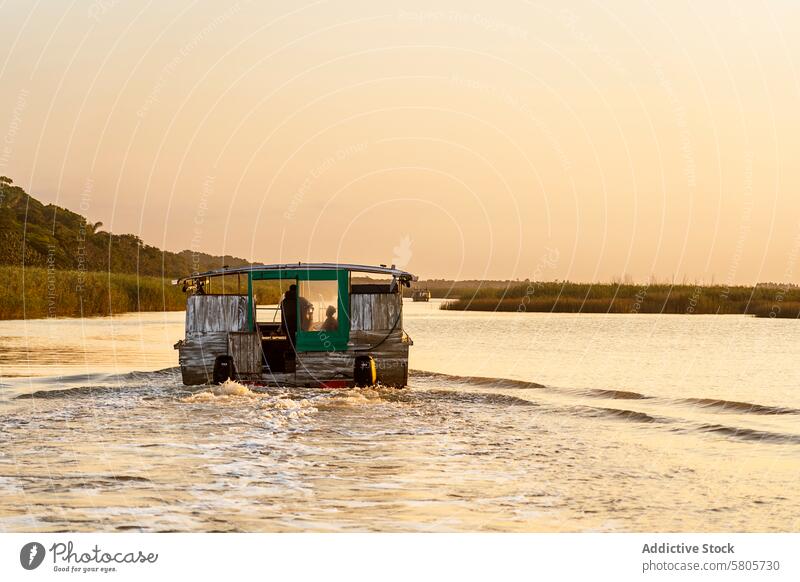Fahrt bei Sonnenuntergang auf einem ruhigen südafrikanischen See Boot Wasser Reflexion & Spiegelung warme Farbtöne Gelassenheit Südafrika Schifffahrt rustikal