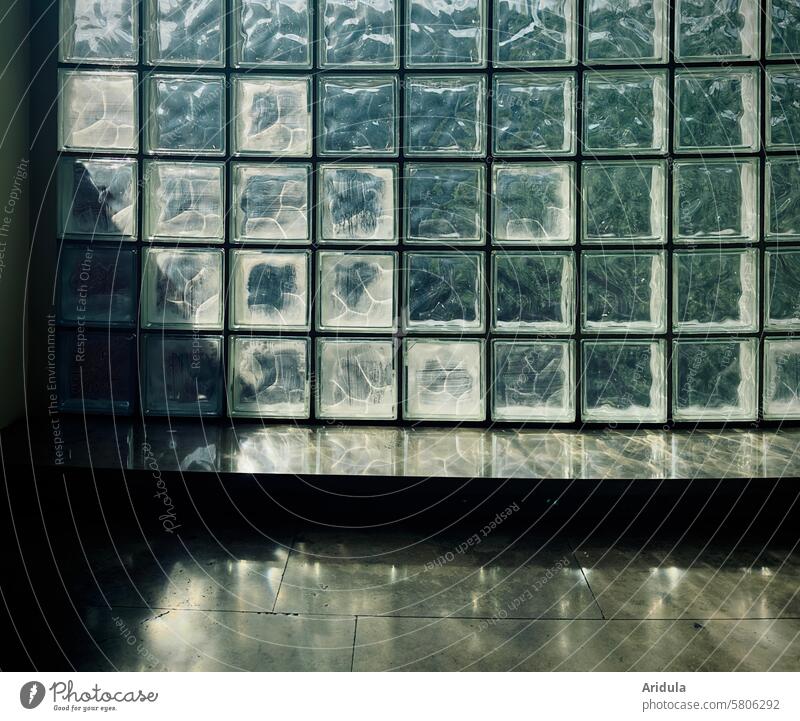 Glasbausteinfenster Glasbausteine Fenster Licht Quadrat Sonnenlicht Lichtspiel Schatten Architektur Gebäude Wand Reflexion Spiegelung Reflexion & Spiegelung