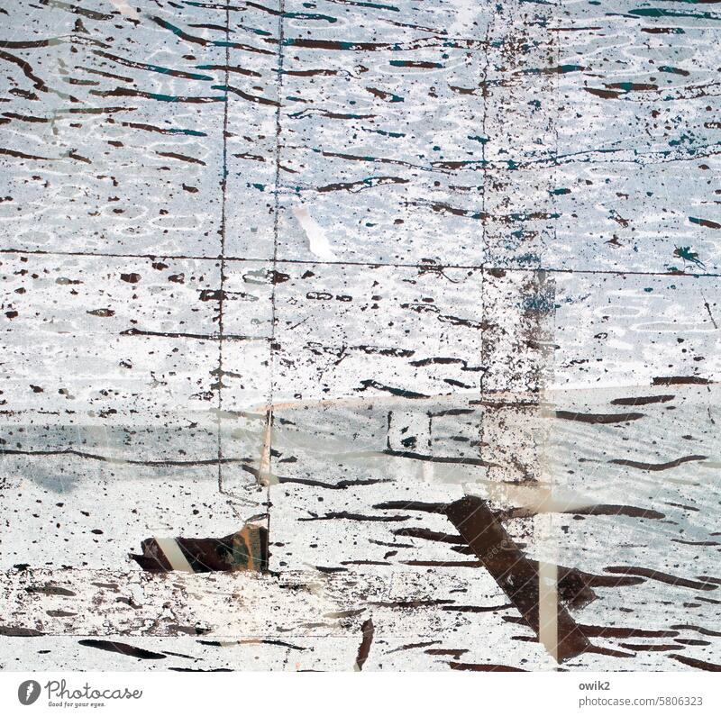 Fließreihe Papierkram Hinterlassenschaft Fensterscheibe bizarr abgekratzt chaotisch Papierfetzen Abnutzung abblättern Irritation durcheinander Fläche skurril