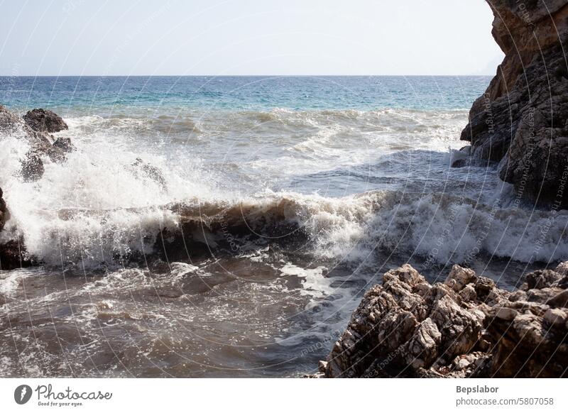 Große Wellen brechen über Felsen Meereslandschaft mediterran Bucht Klippe Italien Insel Natur Wasser Italienisch keine Menschen reffen Landschaft Ufer Ruhe