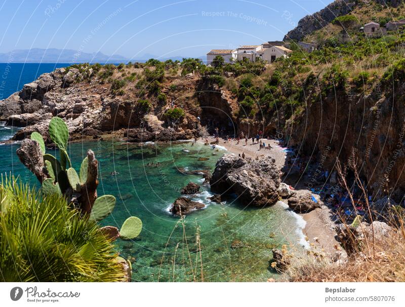 Die Bucht von Disa im Naturschutzgebiet von Zingaro im Golf von Sizilien Meereslandschaft Küstenlinie mediterran Italien Feiertag Disa-Eingang Urlaub Paradies