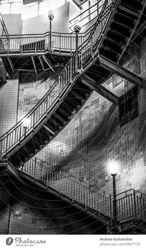Treppen im Treppenschacht des alten Elbtunnels in Hamburg St. Pauli, vertikal, schwarz-weiß Alter Elbtunnel St. Pauli Elbtunnel Schacht unterirdisch