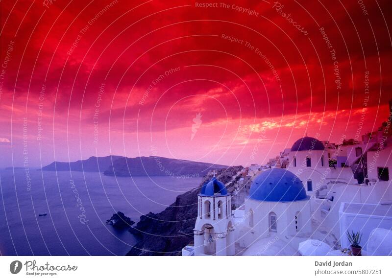 dramatischer roter Himmel mit Wolken über Santorini Sonnenuntergang Gewitterstimmung Gewitterstimmung über Santorini rote Wolken angsteinflössender Himmel