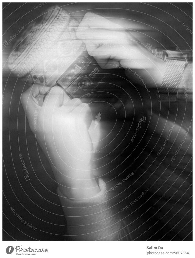 Filmfotografie schwarz auf weiß Schwarz-Weiß-Fotografie Kunst künstlerisch Porträt Porträts Schwarzweißfoto Ästhetik Model fotografierend Fotografieren