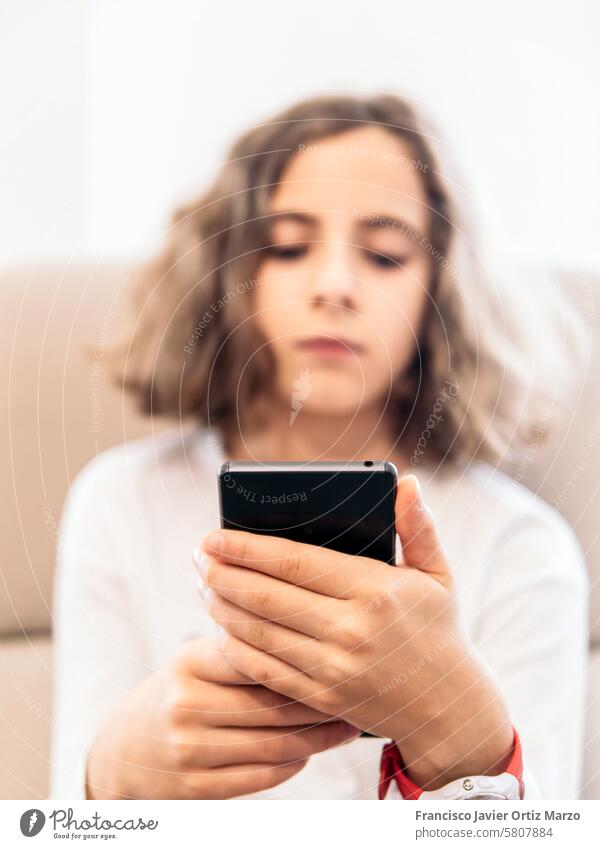 Junges Mädchen entspannt sich auf Couch mit Smartphone Liege Sitzen heimwärts im Innenbereich Technik & Technologie Mobile Mitteilung Bildschirm Texten Browsen