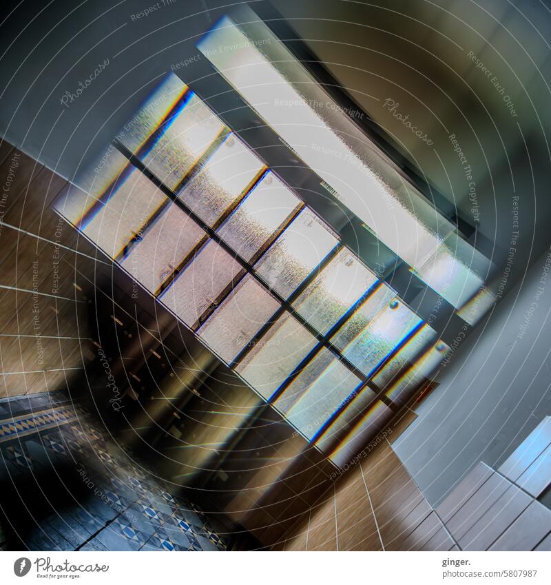 Die Tür wird zum Tor - Fotografie mit Prismen und Filtern Hausflur Haustür Prisma Lensbaby Omni Filter System Silhouette Menschenleer Licht Schatten abstrakt