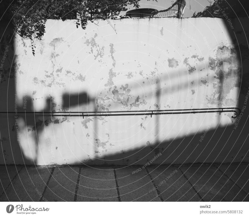 Mauerwerk Wand verputzt alt schadhaft Außenaufnahme Schatten Geländer Wetterhahn schemenhaft Unschärfe Menschenleer Schwarzweißfoto abstrakt Strukturen & Formen
