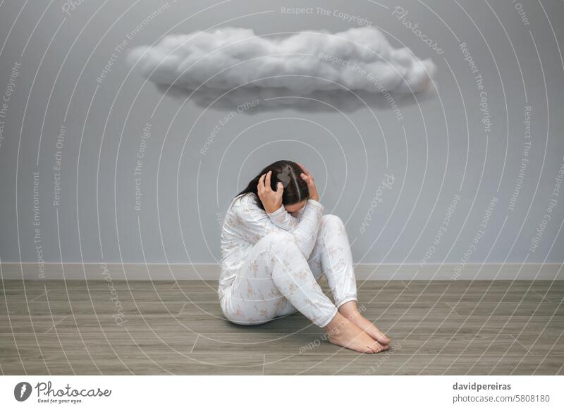 Unerkennbare Frau mit psychischer Störung und Selbstmordgedanken unter einer dunklen Wolke unkenntlich mental Erkrankung selbstmörderisch Gedanken Gesundheit