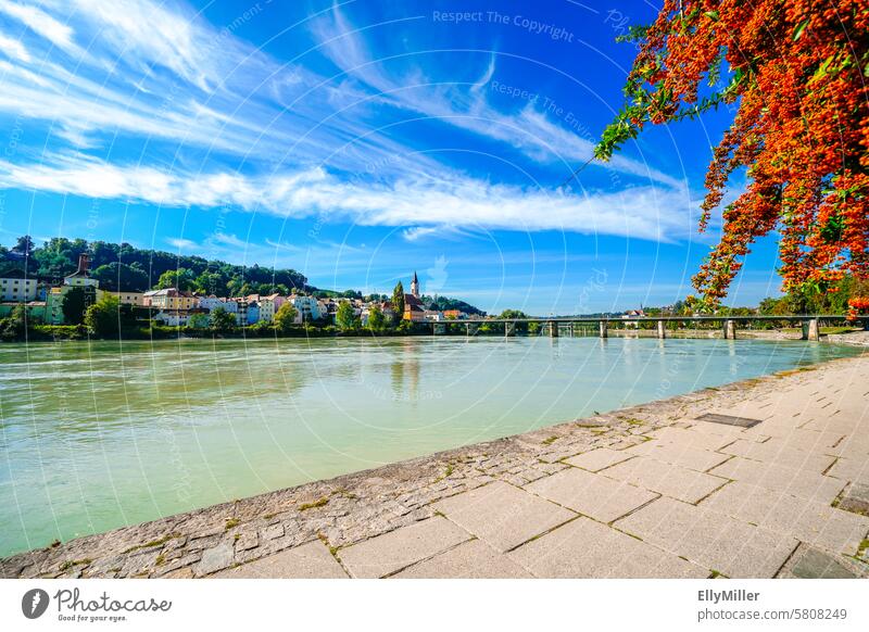 Blick auf Passau am Inn Fluss Stadt Wasser Natur Landschaft Flussufer Schönes Wetter türkisblau Farbfoto ruhig Idylle wunderschön Sommer Umwelt Ufer Tourismus