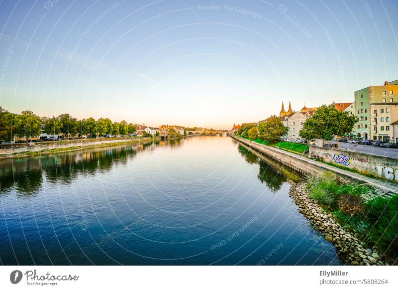 Abenddämmerung an der Donau in Regensburg. Fluss Natur Landschaft Sommer Aussicht Stadt Ruhe Gebäude Häuser Architektur Tourismus Reisen Brücke urban historisch
