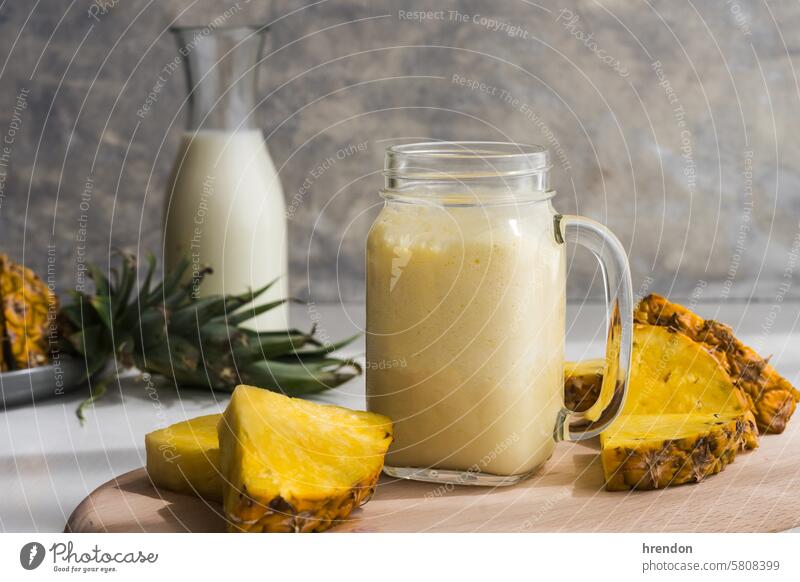 gesunder Ananas-Smoothie in einem Glasgefäß auf grauem Hintergrund trinken Lebensmittel Frucht gelb organisch tropisch Entzug Sahne exotisch Scheibe Gesundheit