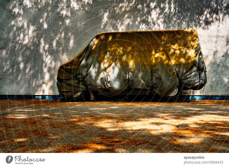 Fluchtfahrzeug lieferwagen verpackt Industrie warme farben Stadt urban architektur Gebäude Folie Schutz dreckig flucht Tarnung Natur Pollen licht Schatten