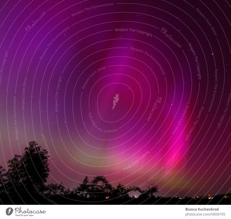 Zwei-farbige Polarlichter über Deutschland durch massiven Sonnensturm über Deutschland aurora borealis Aurora Nordlichter pink grün zweifarbig Nacht