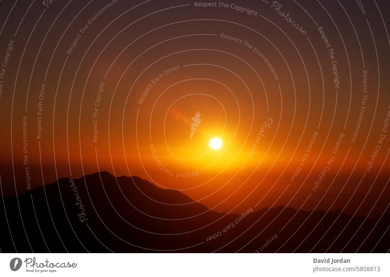 orange roter Sonnenuntergang über Bergen Sonnenuntergangslandschaft Sonnenuntergangsglühen Sonnenuntergangsstimmung Berge mit Sonnenuntergang