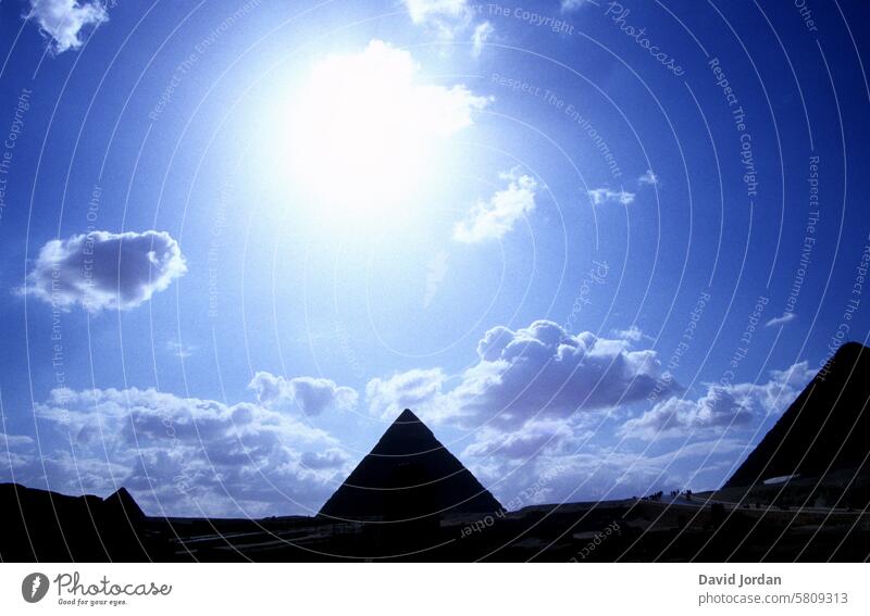 schwarze Pyramiden unter Wolken und Sonne pyramiden ägypten Ägypten Landschaft