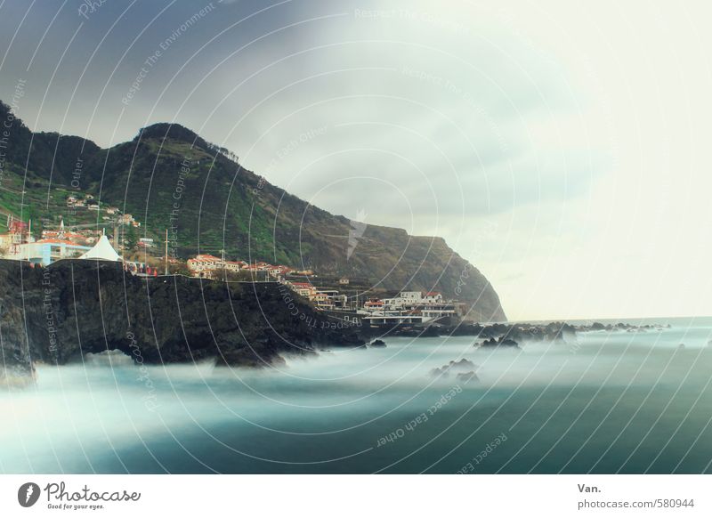 Küstennebel Ferien & Urlaub & Reisen Natur Landschaft Wasser Himmel Wolken Wind Felsen Berge u. Gebirge Wellen Meer Madeira Dorf Haus blau Farbfoto mehrfarbig