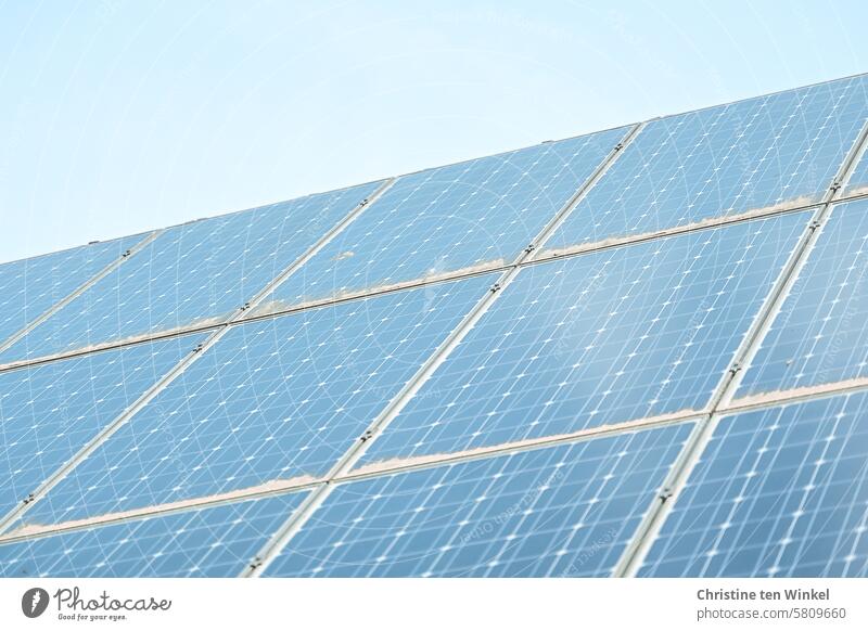 Photovoltaik Erneuerbare Energie Energiegewinnung Umweltschutz Energiewirtschaft ökologisch Klimaschutz innovativ Dach umweltfreundlich Sonnenenergie