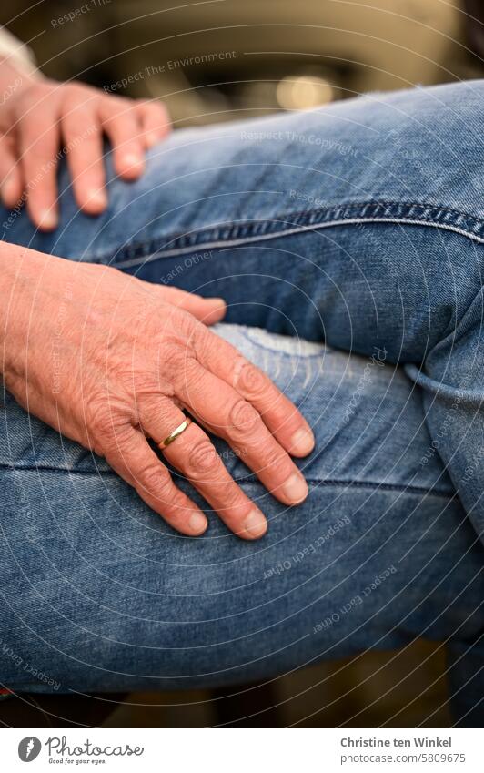 Pause machen Hände Beine Frau Finger Jeans Hand Mensch sitzen Haut Ehering gemütlich Erholung relaxen chillen ausruhen lässig draußen Falten faltig im Freien
