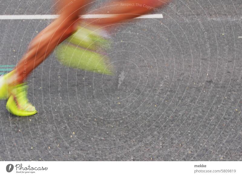 zu langsam für die Sportkollektion Marathon Joggen laufen Läufer Straße Athlet Jogger Geschwindigkeit Training rennen sportlich Großstadt Fitness Gesundheit