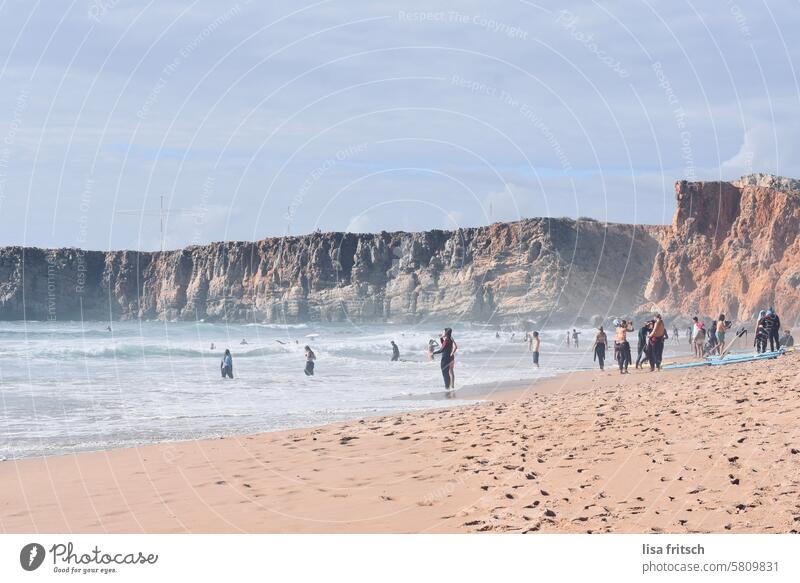 SURFPARADIES - URLAUB - SOMMER Sommer Strand Küste Algarve Portugal Surfen Surfer Surfers Paradise Surfer, die ins Meer gehen Lifestyle Wellen Wassersport