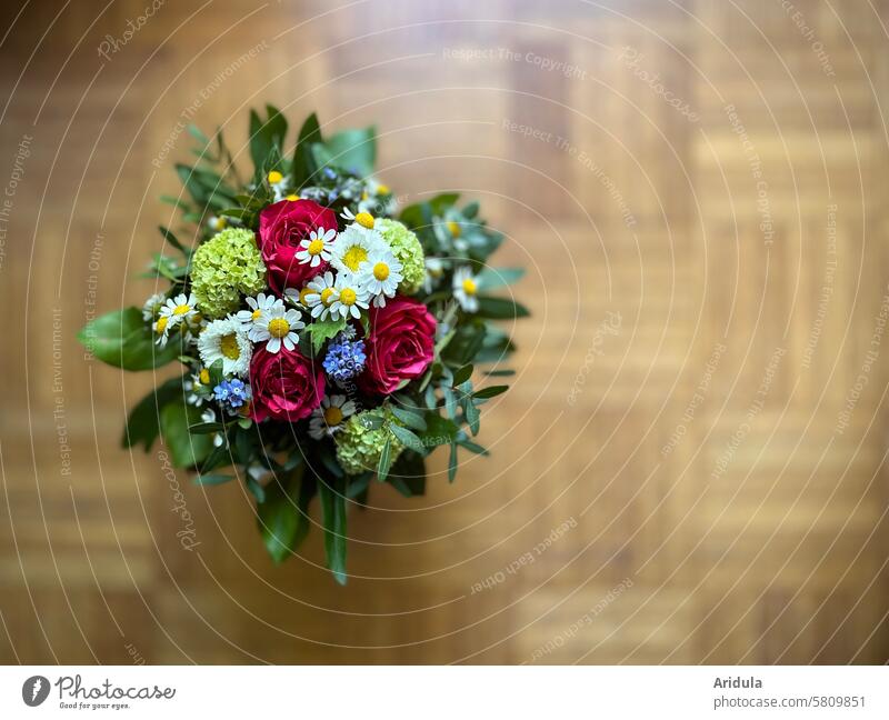 Vielen Dank, für die Blumen … Blumenstrauß Rosen Geschenk Strauß Blüte Geburtstag Valentinstag Muttertag Dekoration & Verzierung rot Parkett Holz Fußboden schön