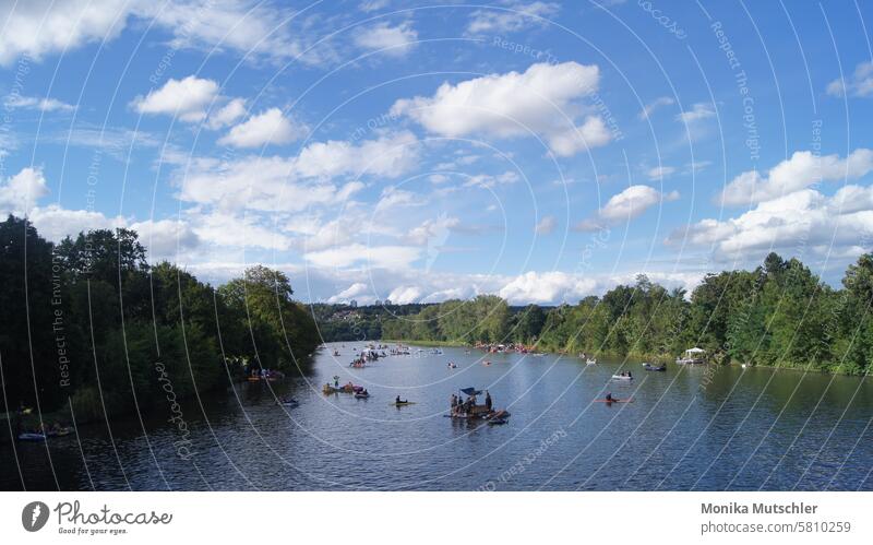 Boote auf Fluss schön malerisch Stimmung Panorama (Aussicht) draußen Ufer Spiegelung Außenaufnahme Reflexion & Spiegelung Landschaft idyllisch grün Idylle Leben