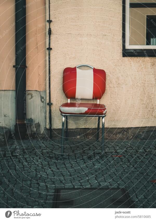 Ein Stuhl ist ein Stuhl ist ein Stuhl Polsterstuhl alt kaputt Fassade Regenrohr Kopfsteinpflaster blitzableiter Fensterrahmen Reflexion & Spiegelung Putzwand