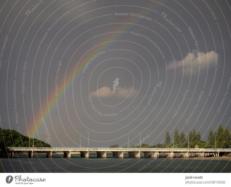 Regenbogen über der Mündungsbrücke Brücke Himmel Wolken Fluss Wetter Sommer Sonnenlicht Lichterscheinung Natur Infrastruktur Umwelt Australien Horizont