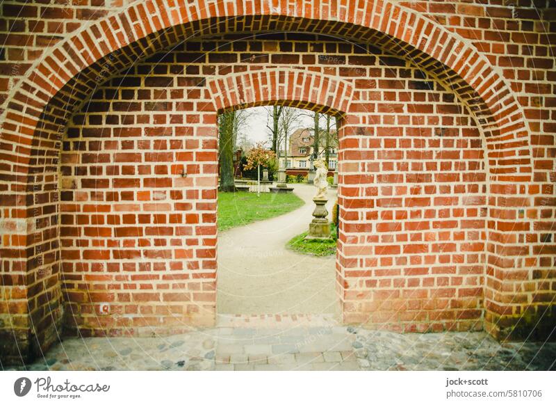 Stadtmauer mit Durchgang zum Park historisch mittelalterlich Steinmauer Bogen Sehenswürdigkeit altehrwürdig Gemäuer Historische Bauten Portal Parkanlage