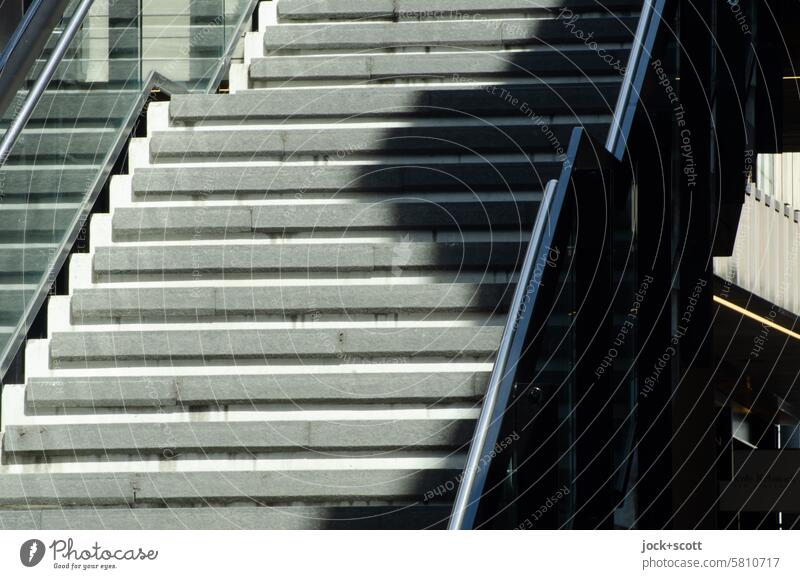 Treppe mit Licht und Schatten modern Architektur Geländer Sonnenlicht Kontrast Symmetrie Strukturen & Formen Höhenunterschied Wege & Pfade authentisch Stil