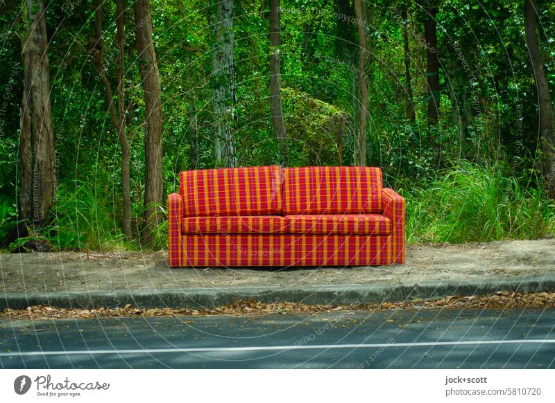 Sofa abgestellt am Straßenrand Stil Design Natur Sperrmüll Sitzgelegenheit Müllentsorgung Umwelt Wegwerfgesellschaft Möbel tropisch Sträucher Australien