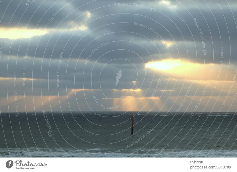 ein trüber Tag geht zu Ende Landschaft Insel Meer Nordsee Norderney Sonnenuntergang grauer Himmel trübes Wetter Abendsonne Sonnenstrahlen Licht und Schatten