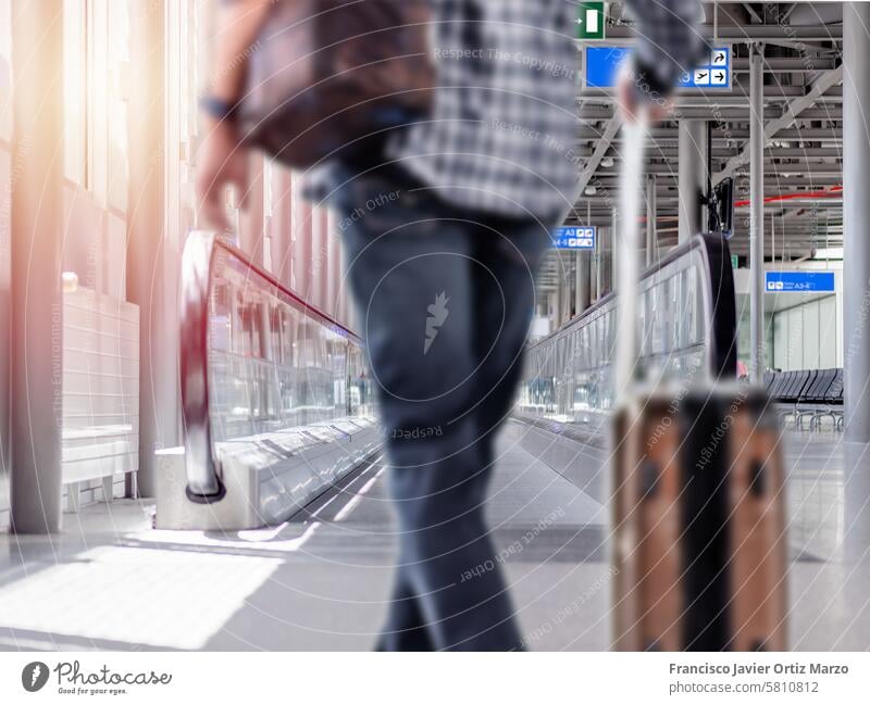 Unscharfes Foto eines nicht erkennbaren Mannes mit Koffer in einem Flughafenterminal unkonzentriert reisen laufen Terminal Laufsteg Rolltreppe Fluggerät Abheben