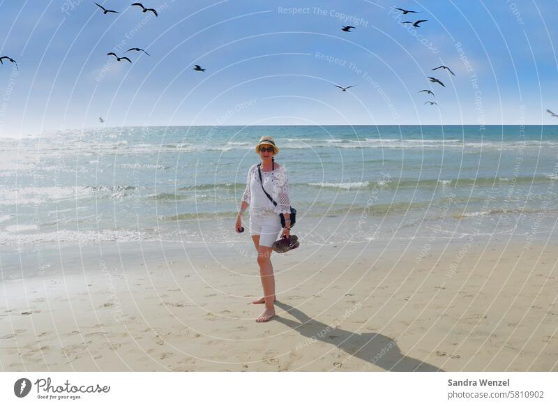 Frau am Strand von Costa Calma Urlaub Sandstrand Meer Erholung