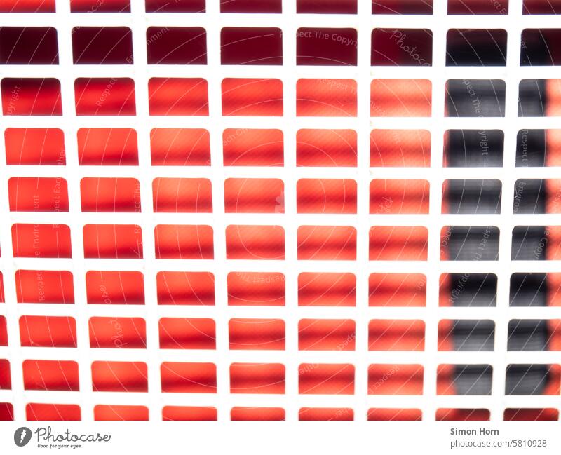 hell leuchtende Gitterstruktur vor rotem Hintergrund Raster Ordnung technisch Strukturen & Formen abstrakt Muster Linien graphisch Streifen Geometrie digital