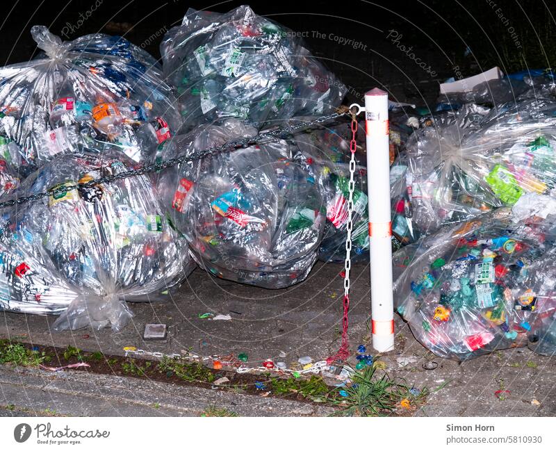 eine große Menge Plastikabfall liegt am Straßenrand Abfall Plastikmüll Entsorgung Müllberg Umweltverschmutzung Überfluss Überflussgesellschaft Konsum