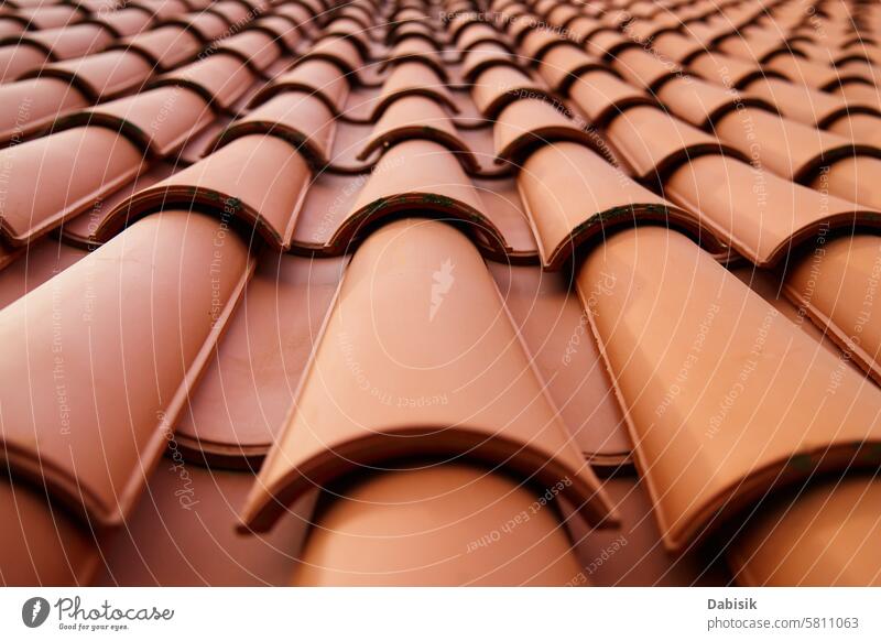 Rote keramische Dachziegel mit Muster auf dem Gebäude Kacheln Terrakotta Dachdecken rot Konstruktion Material Architektur Gehäuse Struktur Außenseite Keramik